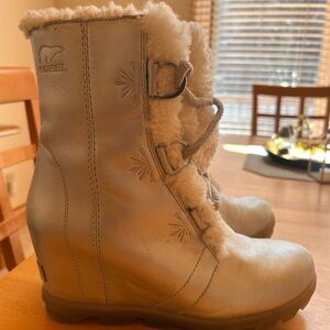 RARE! Sorel “Frozen” themed Silver Joan of Arctic Boots